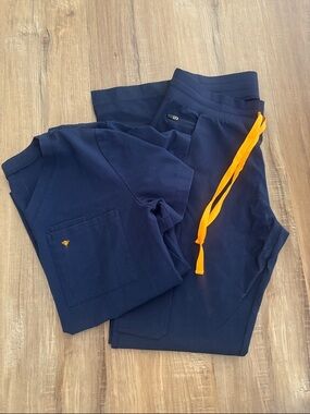 Poppy Scrubs Navy Straight-Leg Scrub Pants with Orange Drawstring and Small top